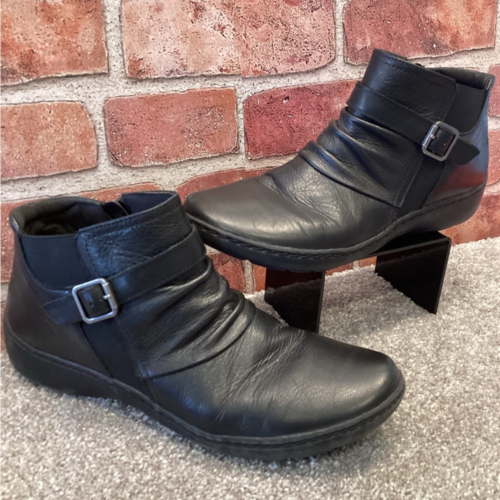 Clarks Collection Cora Runched black ankle booties size 9.5